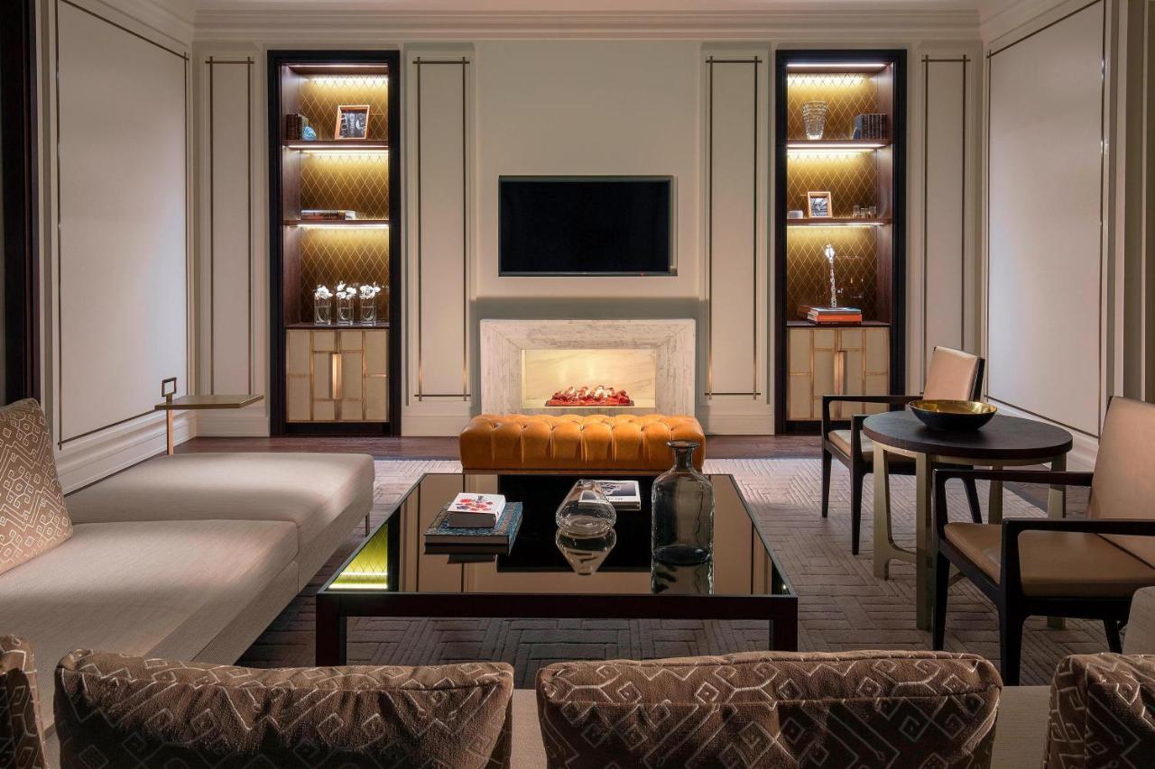 더 세인트 레지스 아스타나 외부 사진 The living room of a suite at The Ritz-Carlton, Dubai
