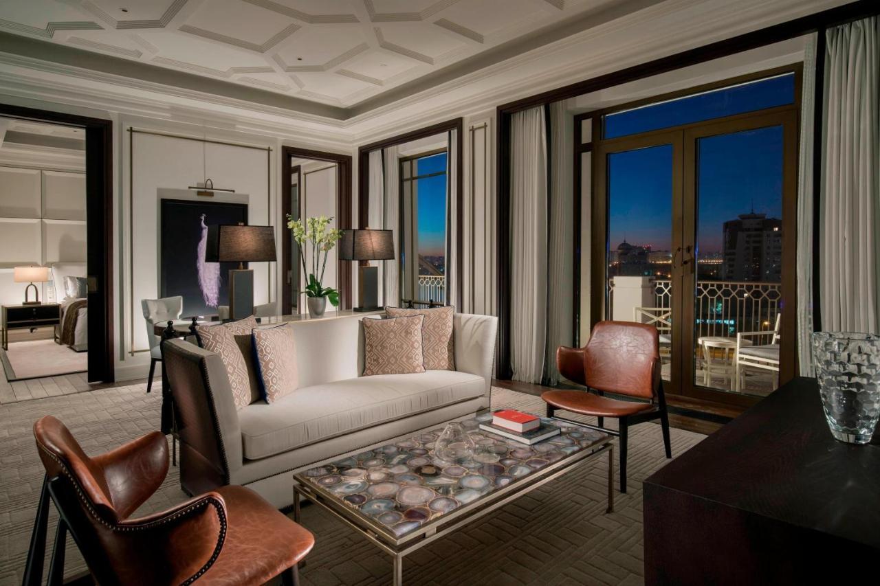 더 세인트 레지스 아스타나 외부 사진 The living room of a suite at The St. Regis Las Vegas