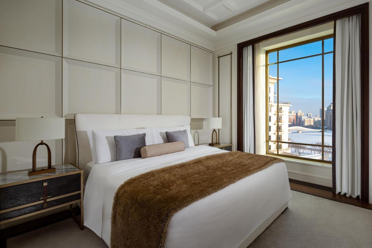 더 세인트 레지스 아스타나 외부 사진 A bedroom at the Four Seasons Hotel