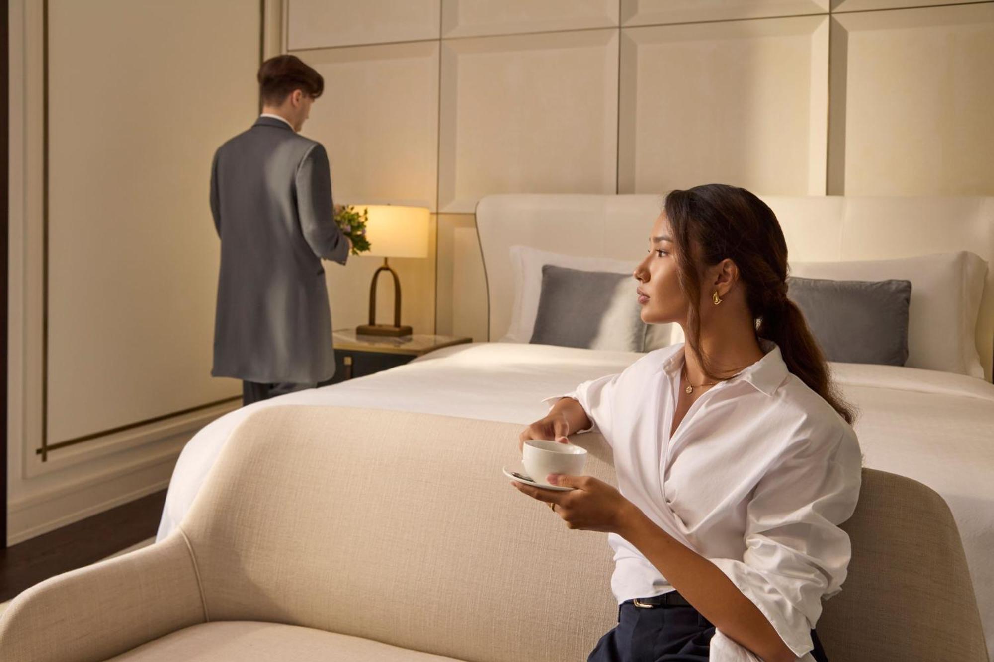 더 세인트 레지스 아스타나 외부 사진 A guest being served by a butler