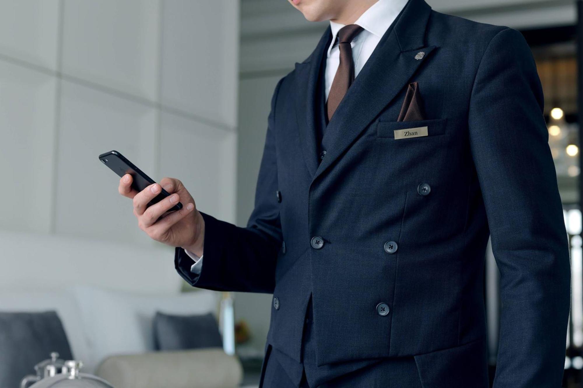 더 세인트 레지스 아스타나 외부 사진 A concierge