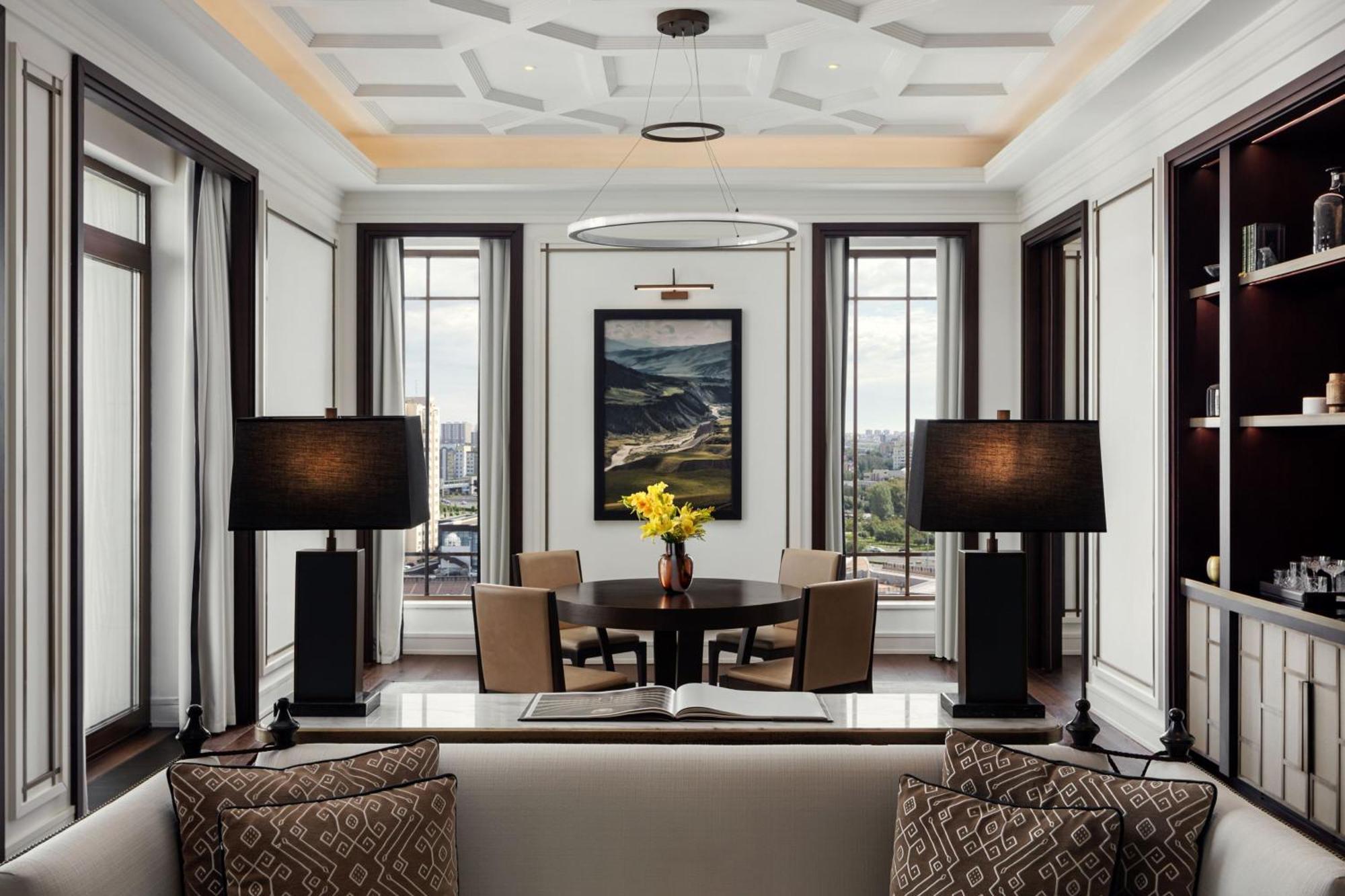 더 세인트 레지스 아스타나 외부 사진 A living room at The Ritz-Carlton, Boston