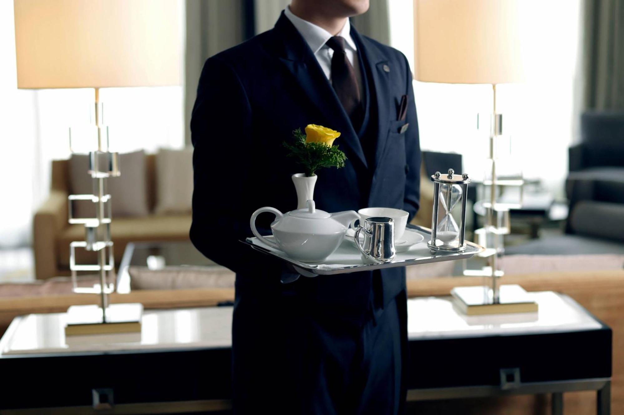 더 세인트 레지스 아스타나 외부 사진 A butler at the Four Seasons Hotel, Seoul