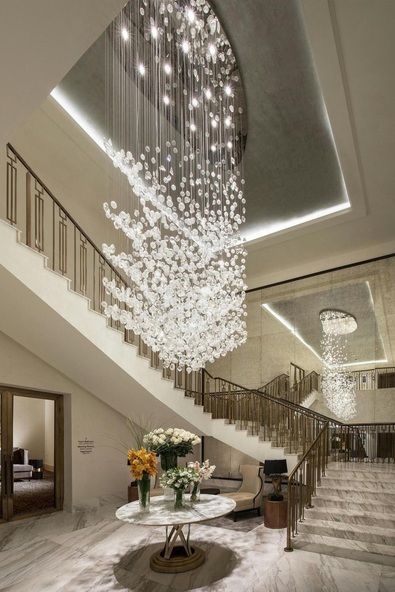 더 세인트 레지스 아스타나 외부 사진 A chandelier
