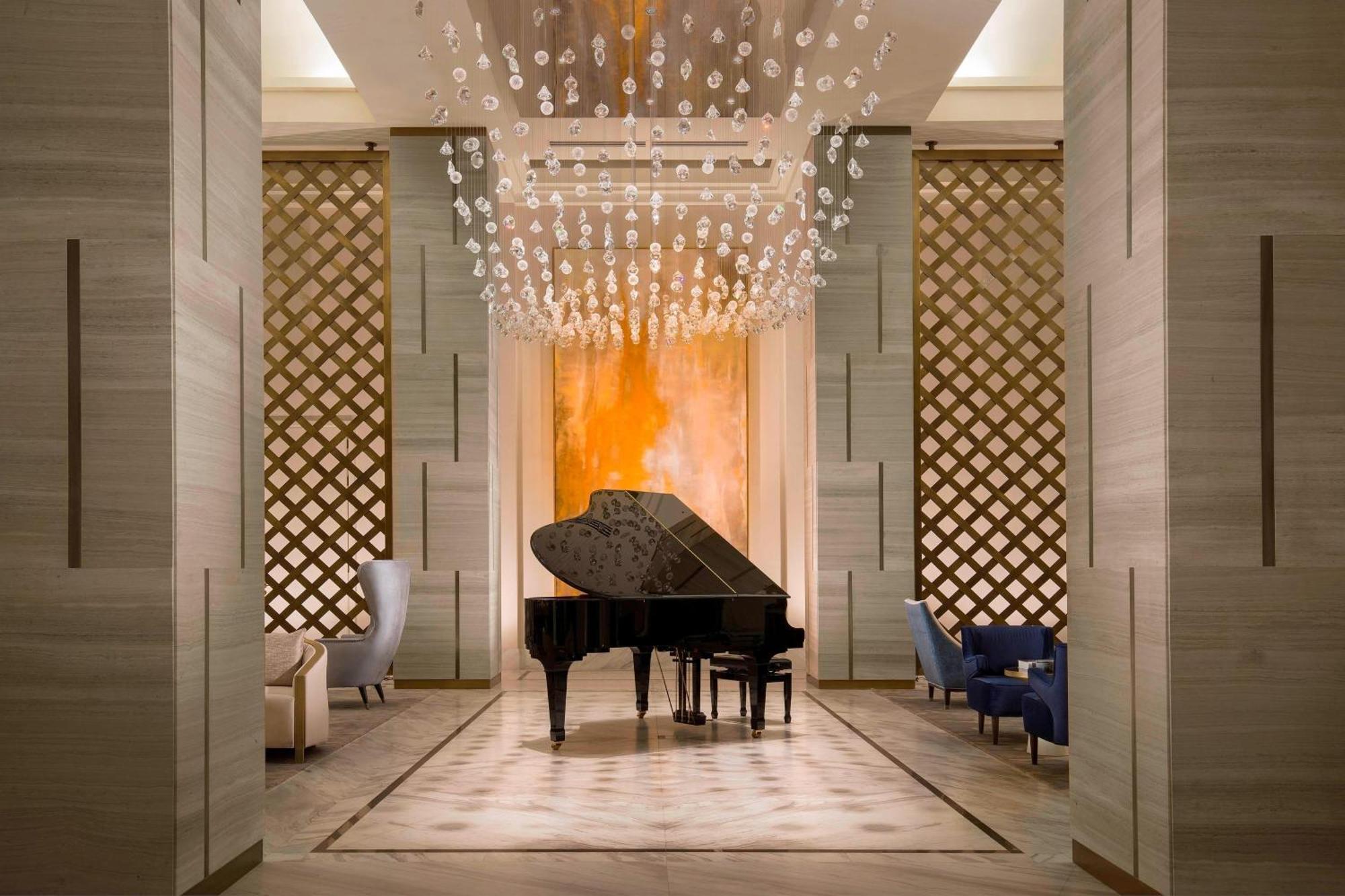 더 세인트 레지스 아스타나 외부 사진 The piano at the lobby